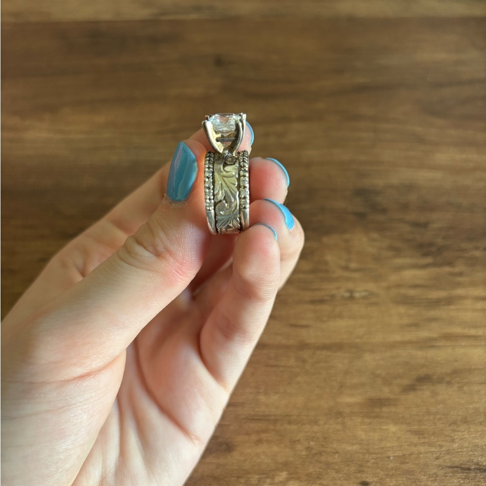 Radiant Silver Ring with Sparkling Gemstone - Picture 2 of 3